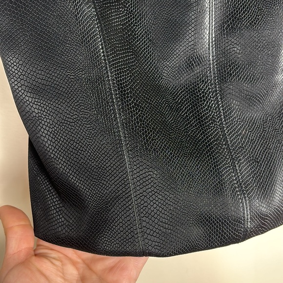 Kirious | Black Snakeskin STYLE cropped Fitted Top | Back Zippper | Trendy SZ M - Picture 3 of 8